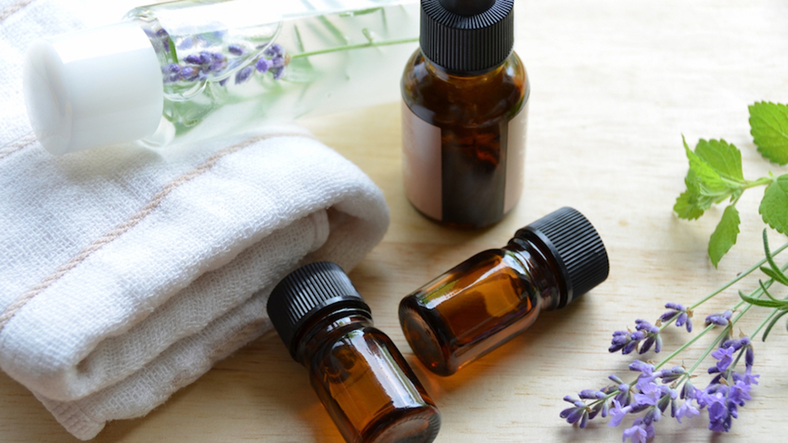 6 Healing Essential Oils For Anyone With Inflamed, Dry, Itchy, or Patchy Skin