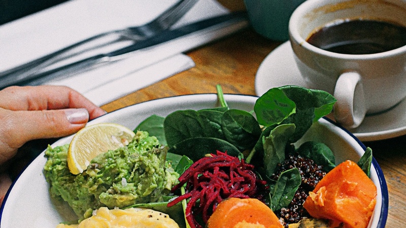 How To Eat Healthy When Dining Out, According To Nutritionists