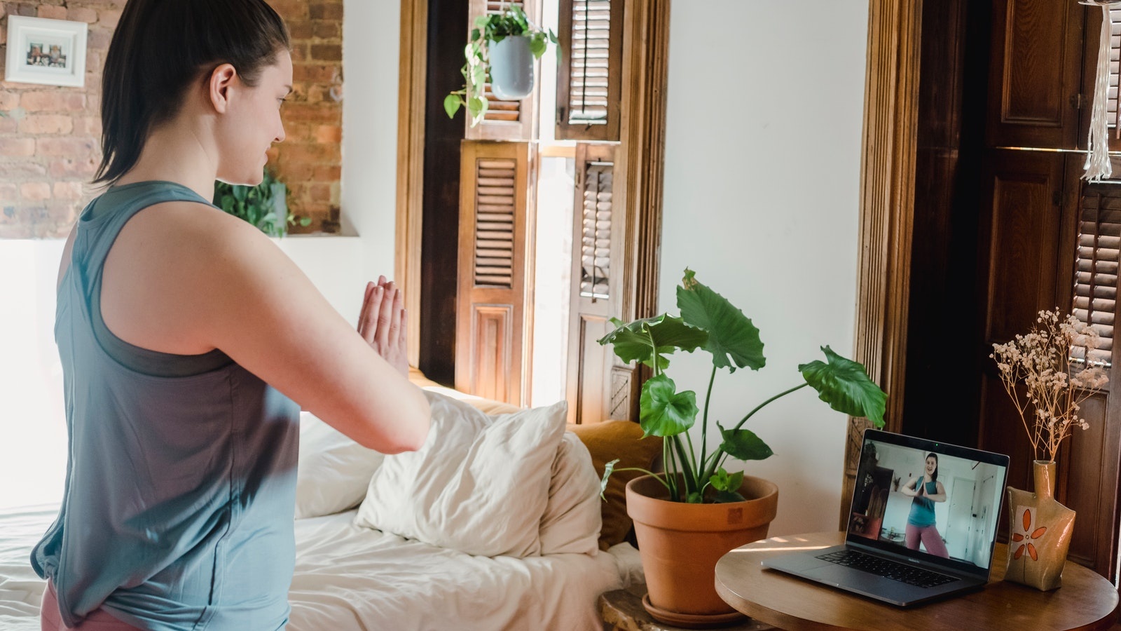 3 Free Online Yoga & Meditation Classes to Try This Weekend