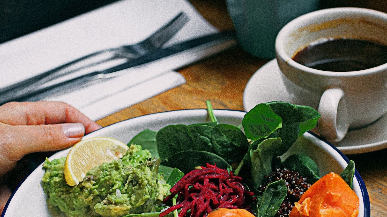 How To Eat Healthy When Dining Out, According To Nutritionists